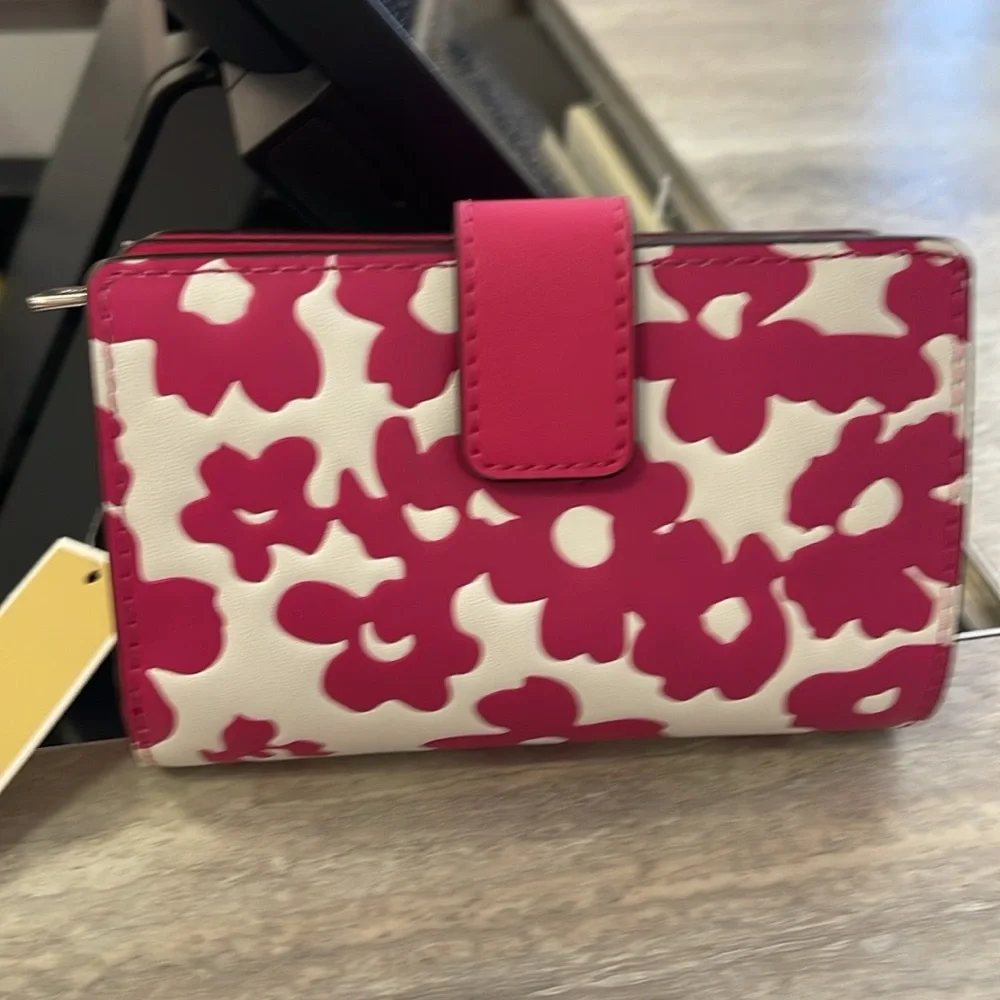 Michael Kors Jet Set Medium Floral Print Bi-Fold Wallet
Dragonfruit
NWT
Pink - Picture 9 of 16
